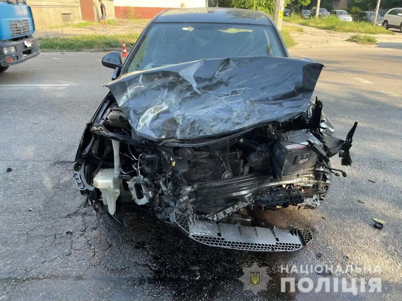 Унаслідок зіткнення постраждали водій автобуса і пасажири обох транспортних засобів
