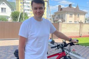 Разумков народився 1983 року в Житомирській області