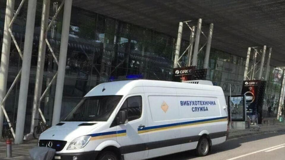 На території аеропорту виявили підозрілу сумку, у якій може бути вибухівка