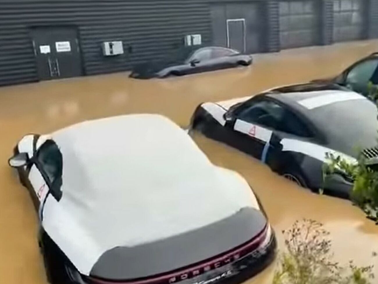 У воді опинилося щонайменше вісім автомобілів