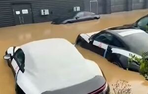 В воде оказались как минимум восемь автомобилей