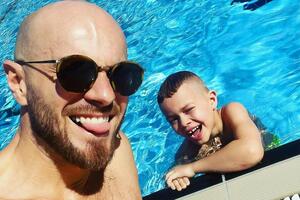 Свій 39-й день народження Влад Яма зустрів на Криті з дружиною і сином Ліоном