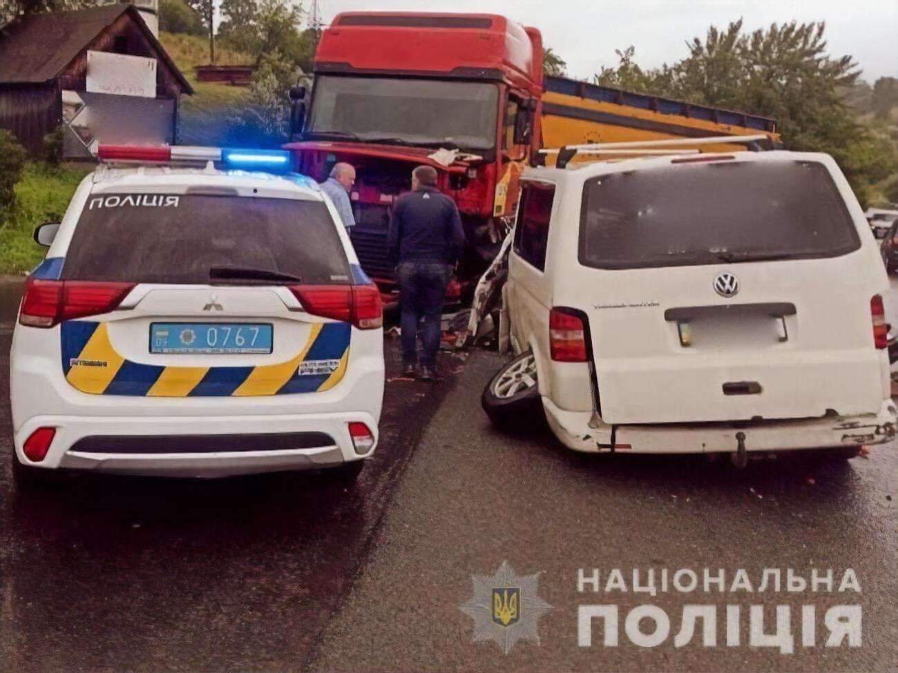 В аварію потрапили автомобілі Volkswagen Transporter і DAF