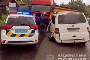 В аварію потрапили автомобілі Volkswagen Transporter і DAF
