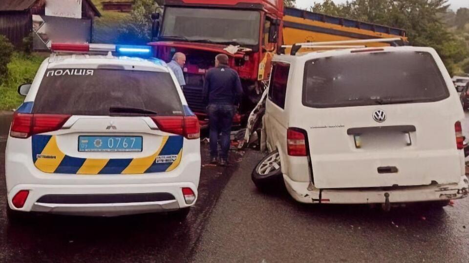 В аварію потрапили автомобілі Volkswagen Transporter і DAF