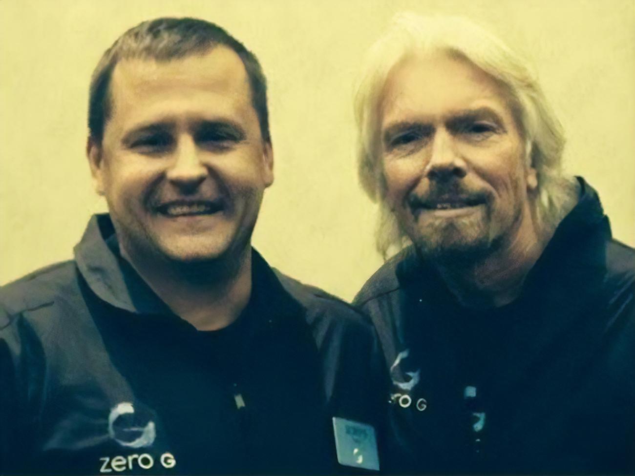 Филатов (слева) собирается в космос на корабле Брэнсона (справа)