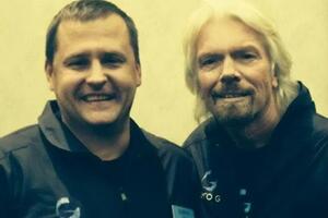 Филатов (слева) собирается в космос на корабле Брэнсона (справа)