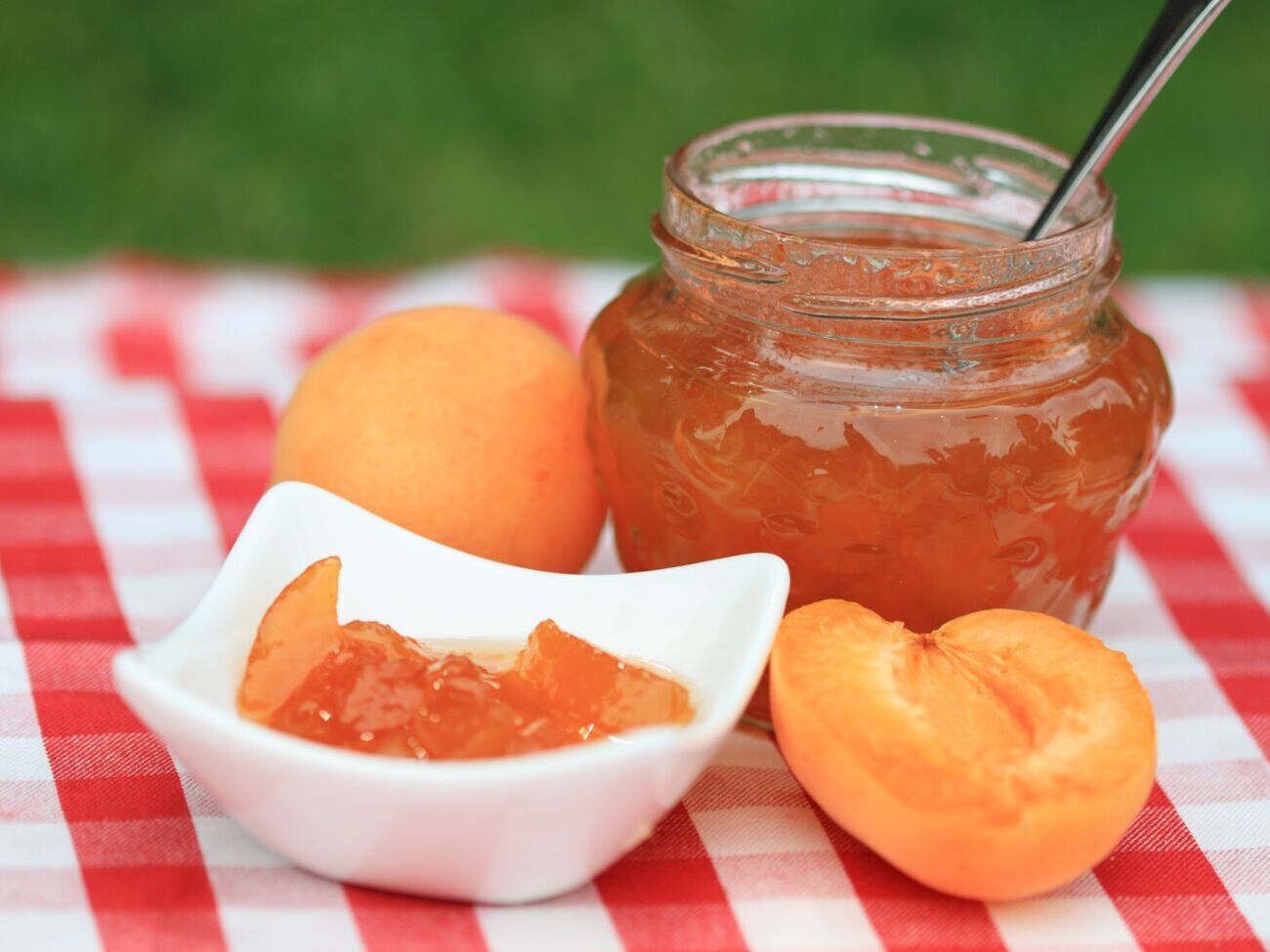 Абрикосовое варенье "Пятиминутка" нужно варить пять минут после того, как закипит сок