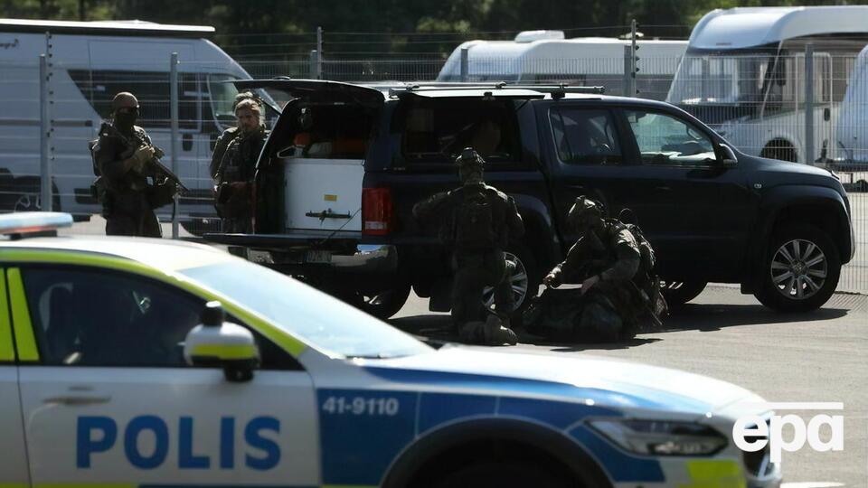 За дев'ять годин переговорів заручників було звільнено