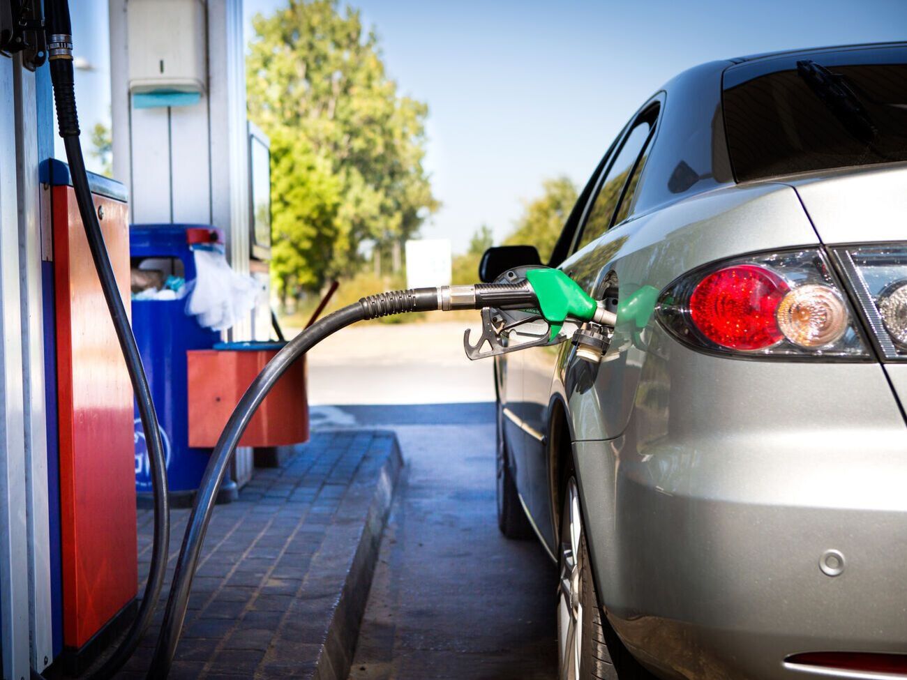 Вервые о поставках растворителей стало известно в феврале этого года