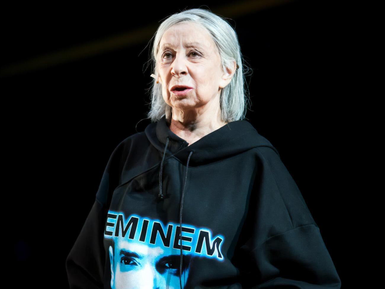 Ахеджакова в спектакле играет бабушку Нурию &ndash; "острую на язык, немного юродивую, обладающую какой-то вселенской мудростью"