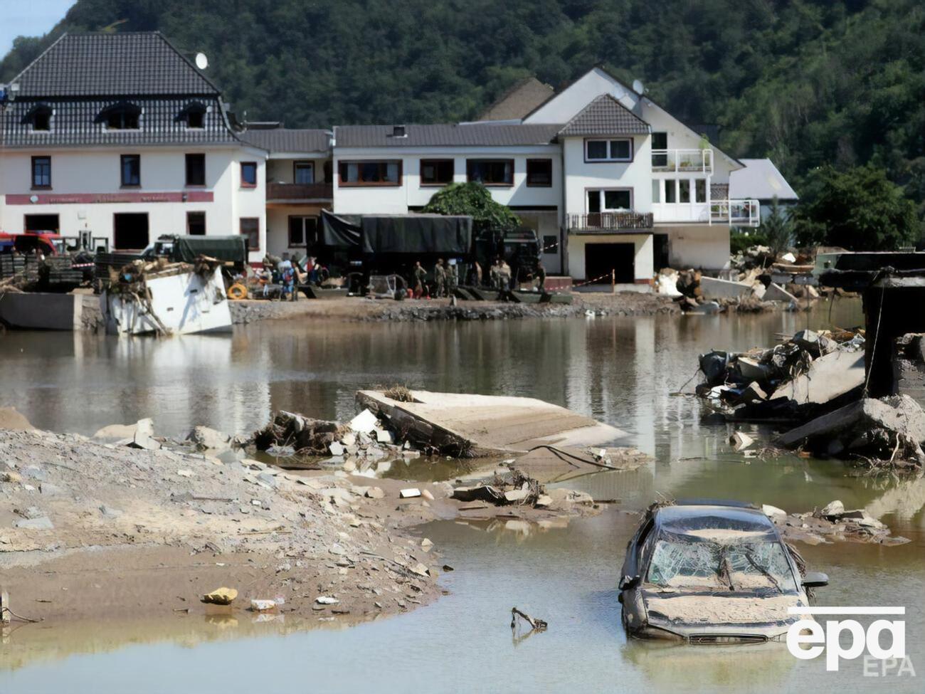 Наводнение разрушило улицы, железнодорожные пути и линии электричества