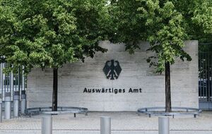 Украина должна перенести так называемую "формулу Штайнмайера" в свое законодательство, отметили в МИД ФРГ