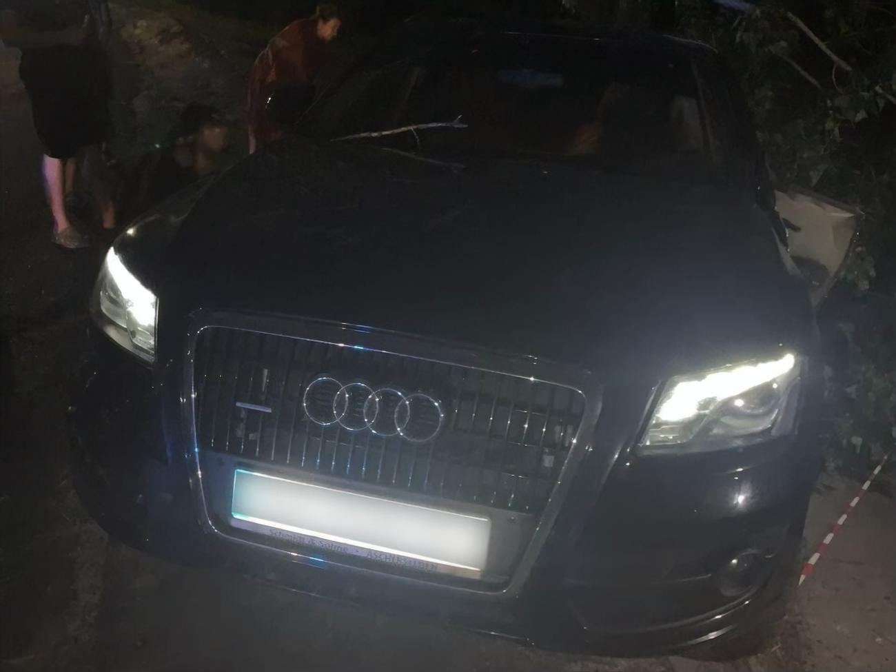 Машина судьи врезалась в дерево, сообщали в соцсетях