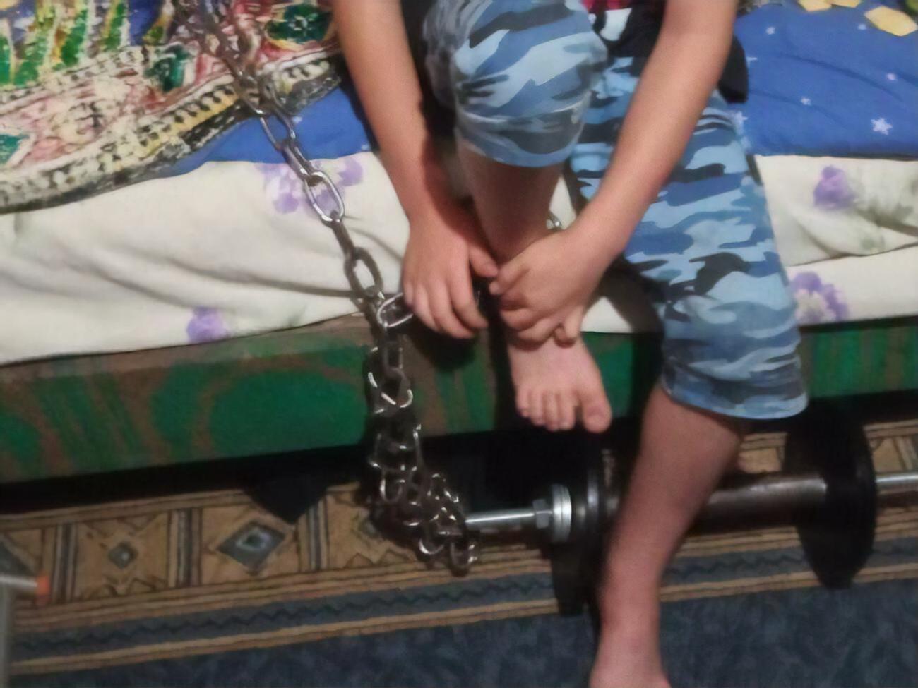 По словам мужчины, он пытался "перевоспитать" ребенка, чтобы тот не убегал из дома