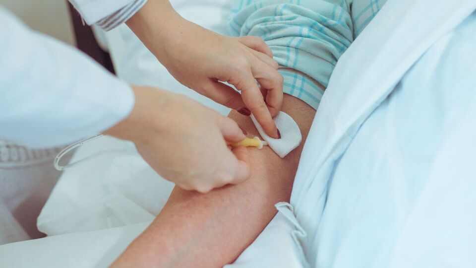 52-летнего мужчину госпитализировали с осколочными ранениями