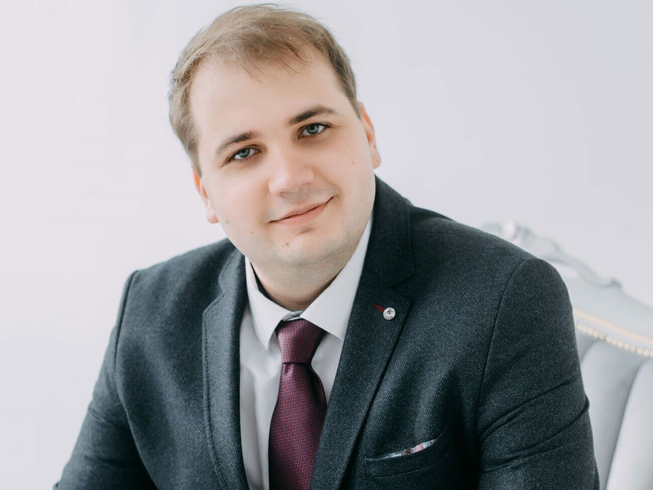 Швачко народився 1992 року, живе у Сумах