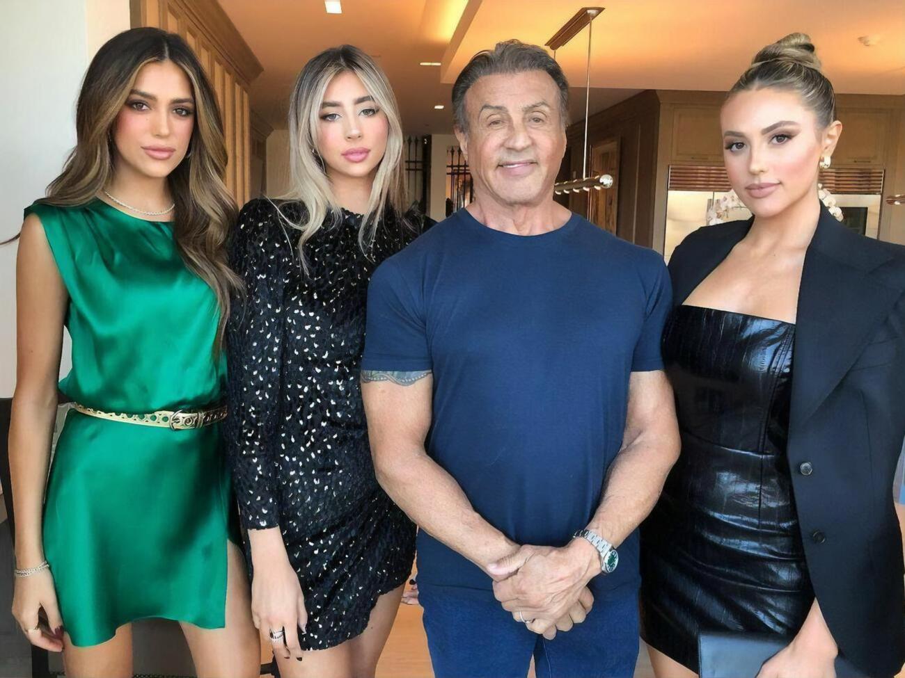 Сталлоне со своими детьми:&nbsp;24-летней Софией, 23-летней Сикстин и&nbsp;19-летней Скарлетт