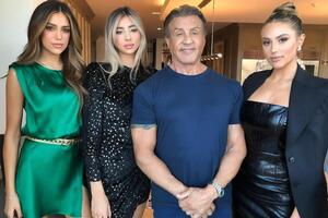 Сталлоне со своими детьми: 24-летней Софией, 23-летней Сикстин и 19-летней Скарлетт