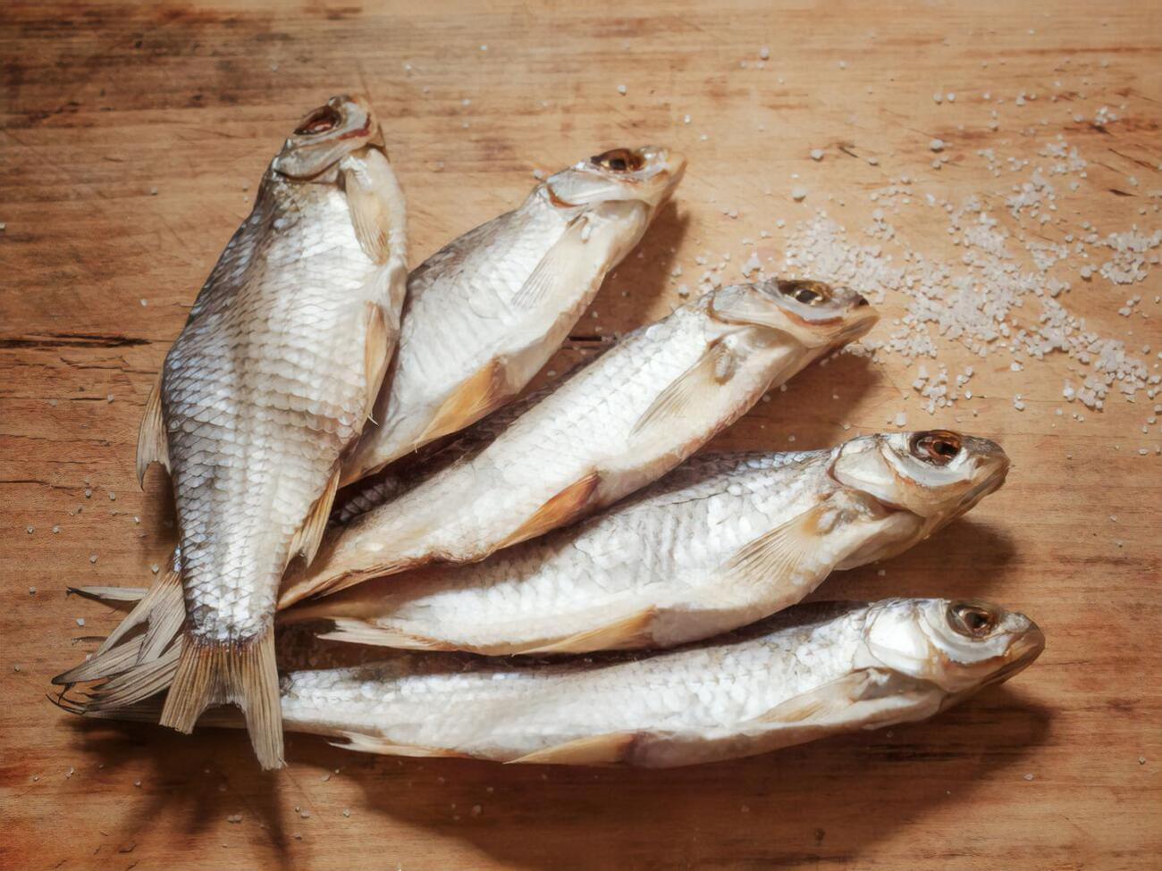 Семейная пара отравилась вяленой рыбой