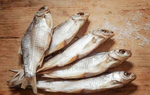 Семейная пара отравилась вяленой рыбой