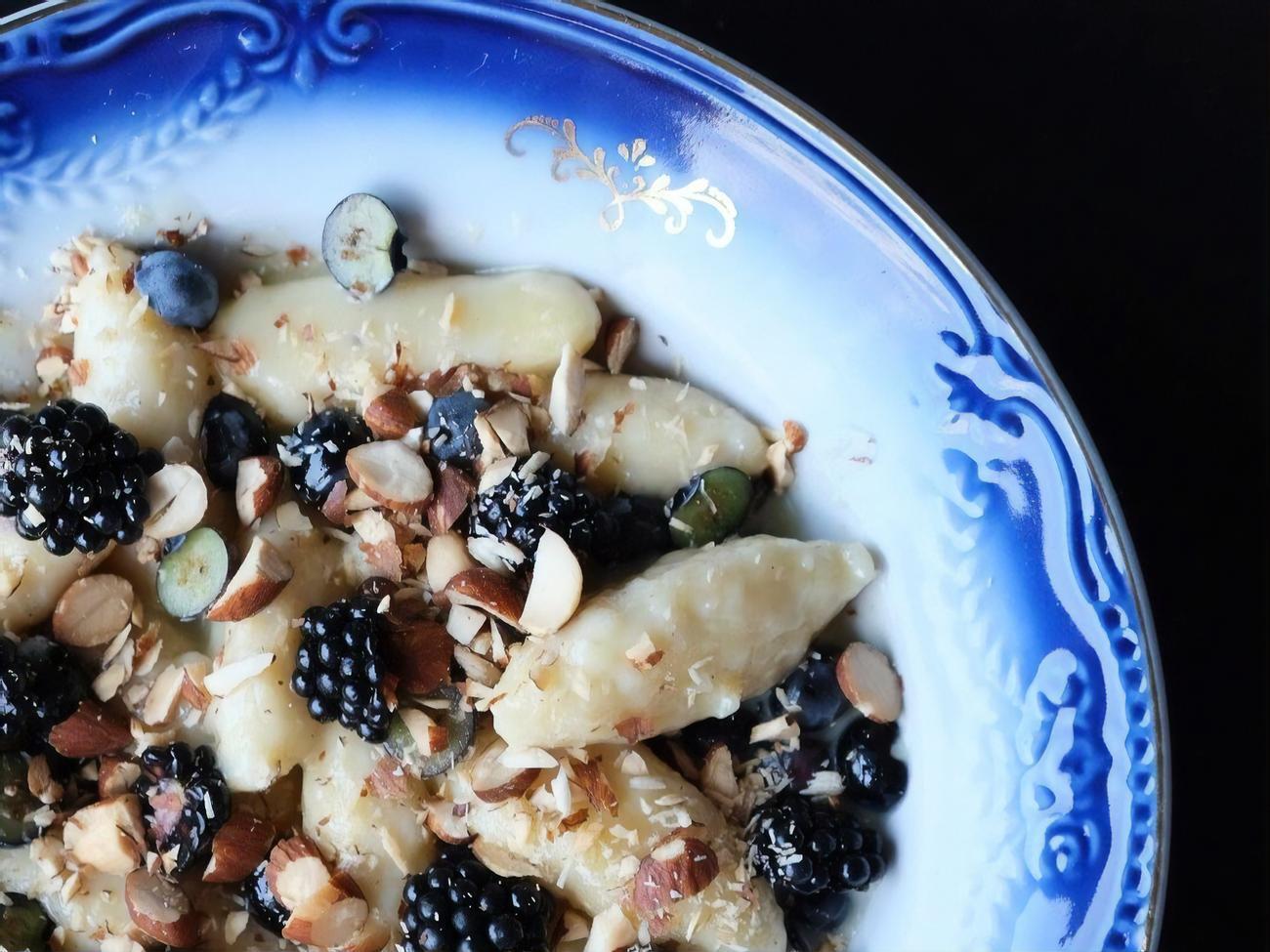 Вареники&nbsp;можно украсить ягодами и измельченными орехами