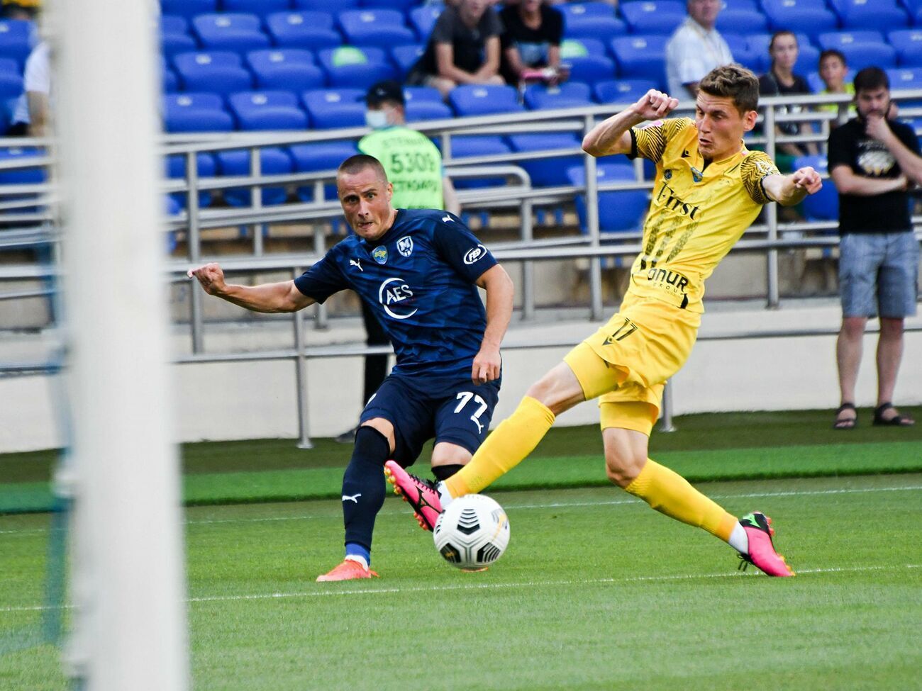 "Металлист 1925" (в желтой форме) забил дважды