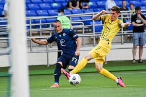 "Металлист 1925" (в желтой форме) забил дважды