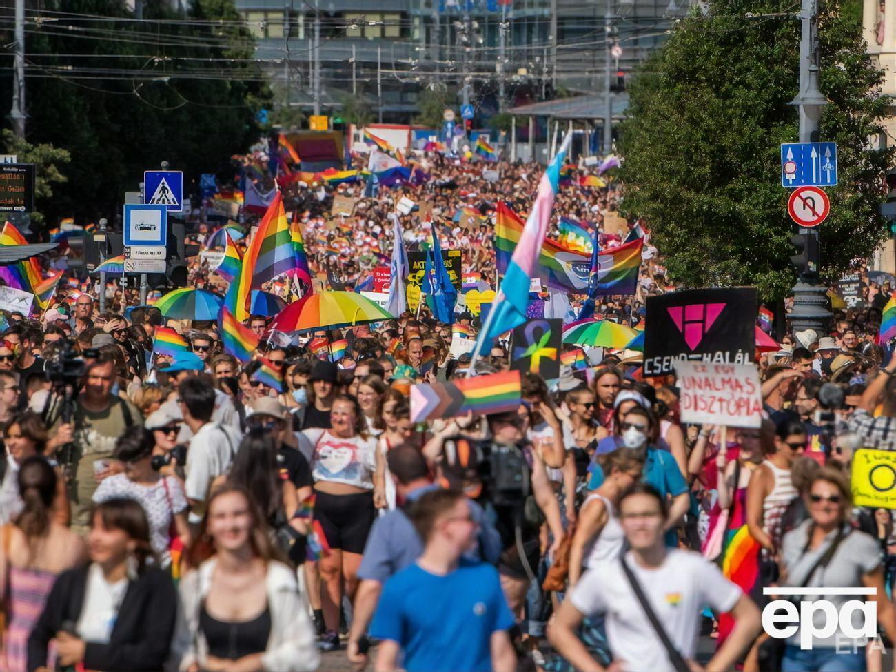 Учасники прайду виступили проти нинішньої політики угорського уряду, яка не підтримує ЛГБТ-спільноту