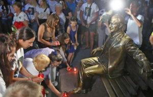 Собравшиеся возложили цветы к памятнику Бабаеву и зажгли свечи