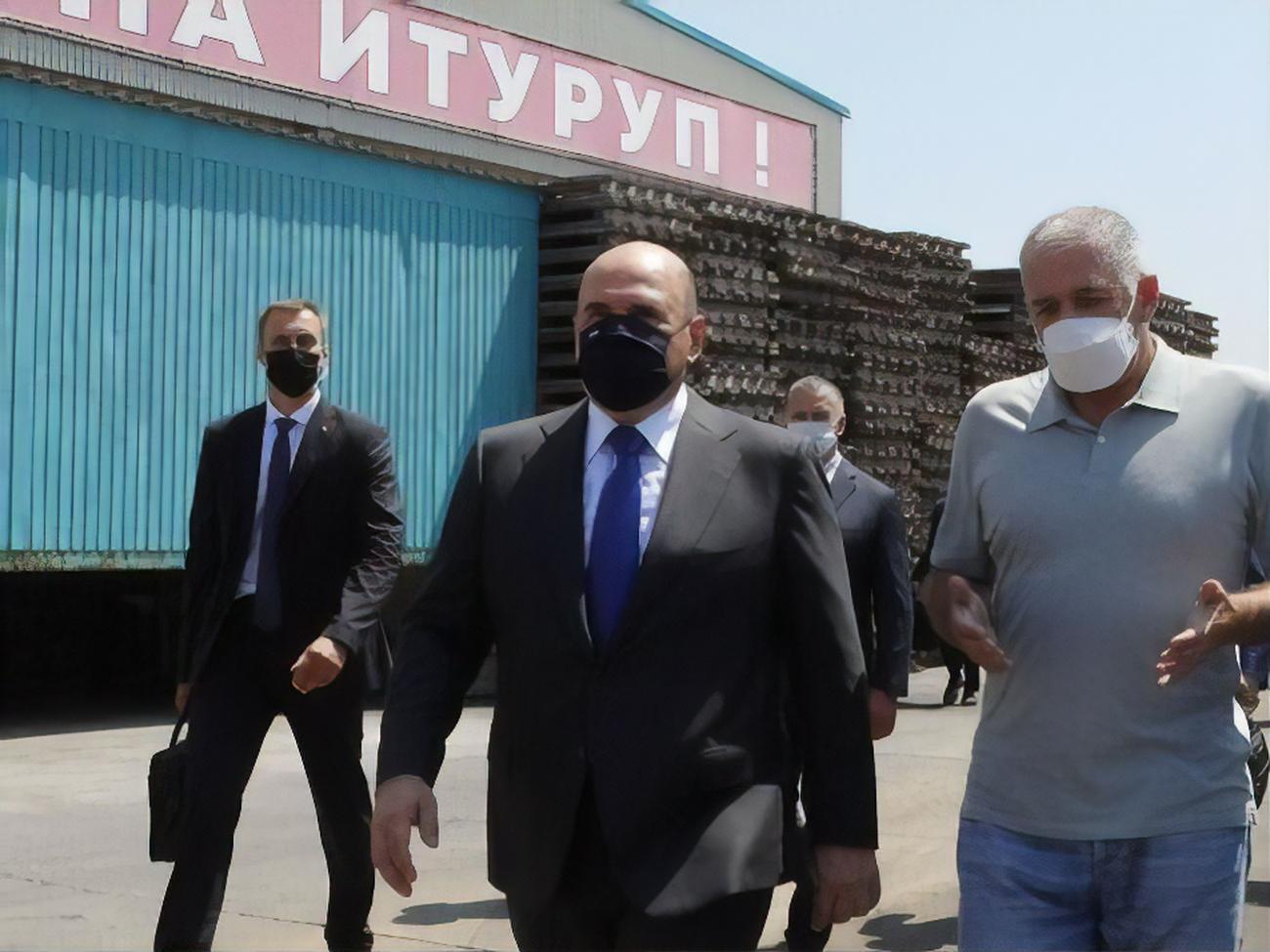 На Итурупе Мишустин (на фото в центре) побывал на рыбоперерабатывающих предприятиях