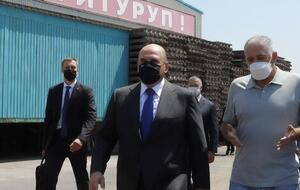 На Итурупе Мишустин (на фото в центре) побывал на рыбоперерабатывающих предприятиях
