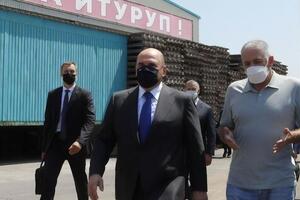 На Итурупе Мишустин (на фото в центре) побывал на рыбоперерабатывающих предприятиях