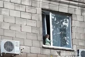 Дівчинка мало не випала з другого поверху