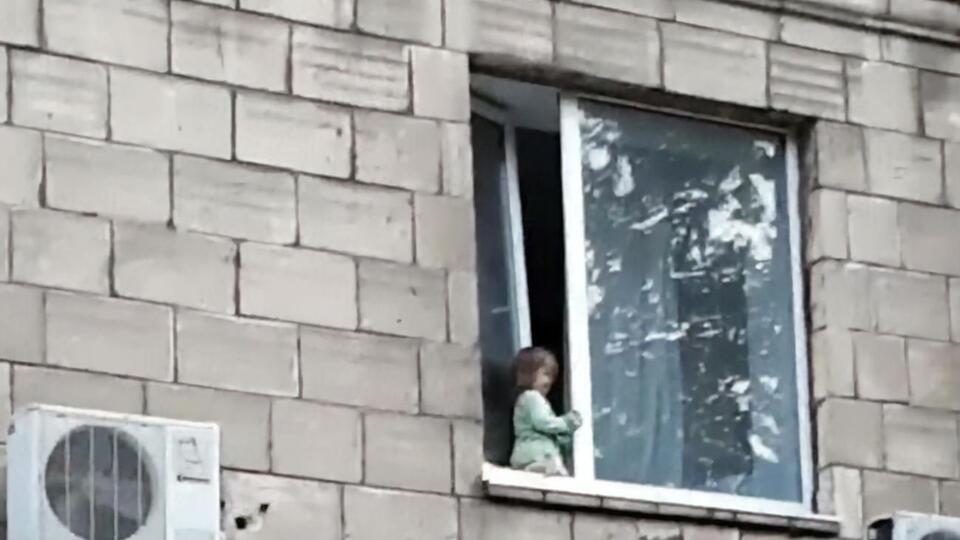 Девочка чуть не выпала со второго этажа
