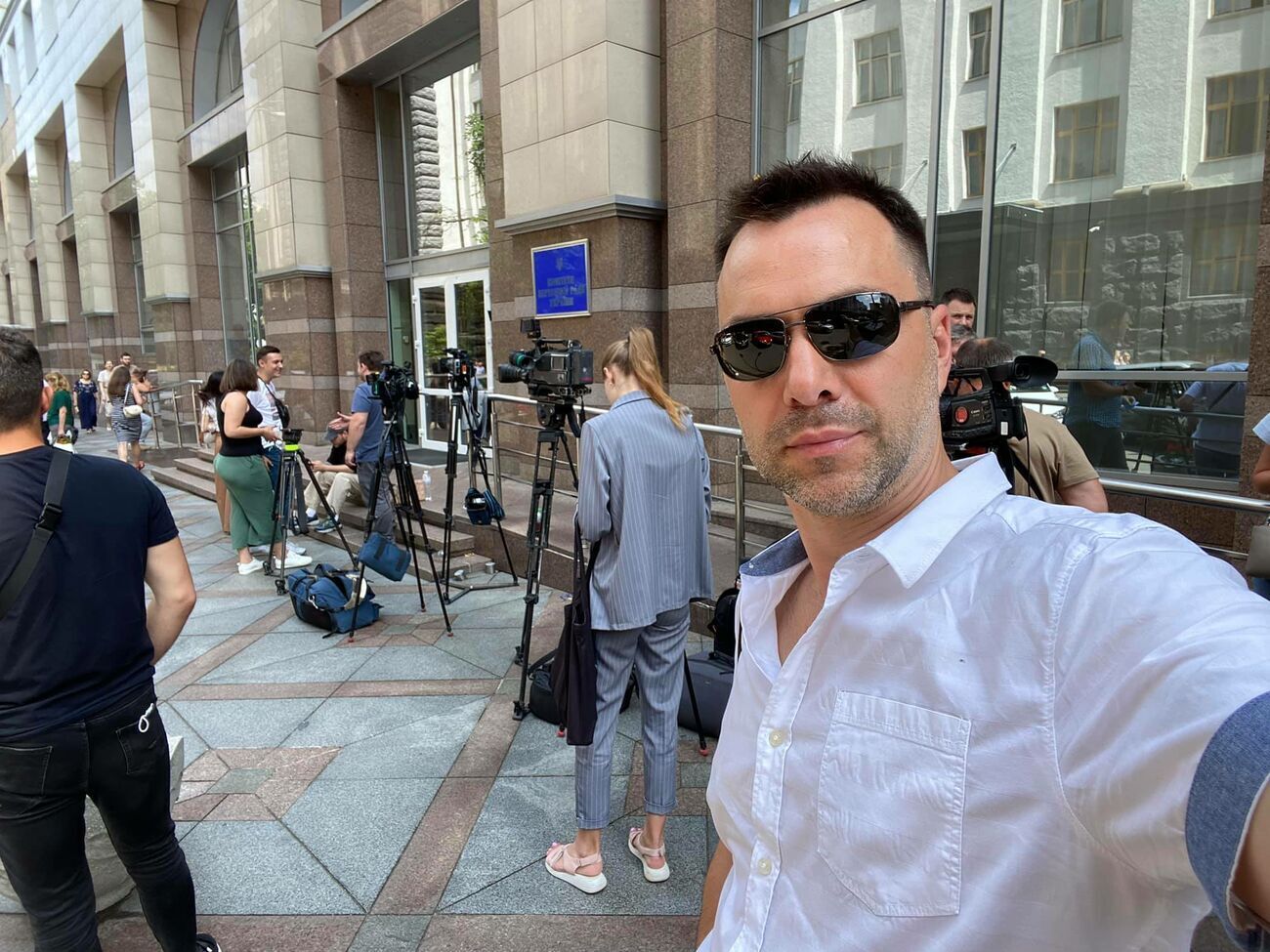 Арестович сообщил, что возможность проведения срочного заседания ТКГ сейчас обсуждается