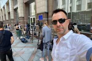 Арестович сообщил, что возможность проведения срочного заседания ТКГ сейчас обсуждается