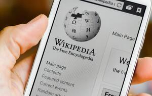 "Википедия" официально открылась 15 января 2001 года