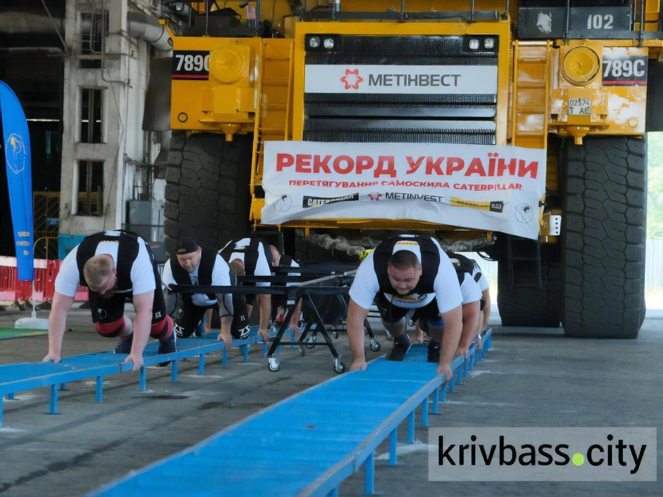 Команда спортсменов сдвинула загруженный породой самосвал на полметра