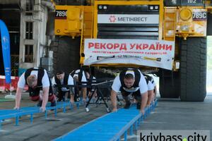 Команда спортсменов сдвинула загруженный породой самосвал на полметра
