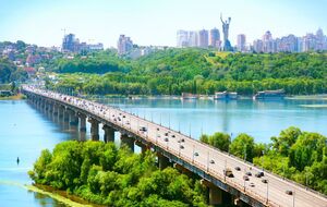 Теплотрассу под мостом Патона прорвало четвертый раз за месяц