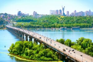 Теплотрассу под мостом Патона прорвало четвертый раз за месяц