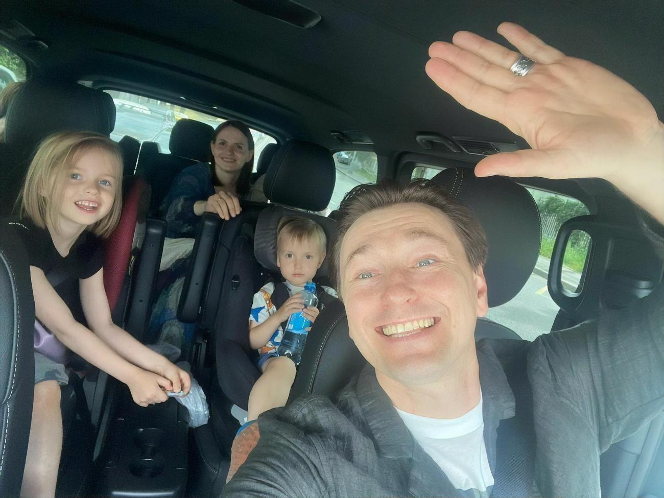 Безруков с детьми Машей и Степаном, а также с женой Анной, которую сегодня забрал из роддома