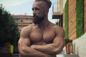 Суровцев предложил познакомиться с ним поближе