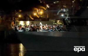 Мигрантов доставили на патрульном катере