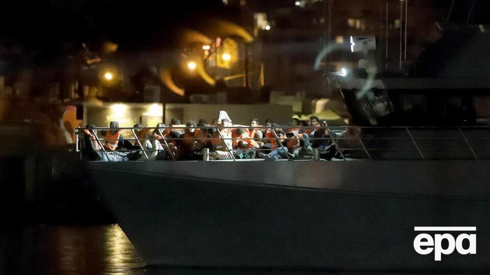 Мигрантов доставили на патрульном катере