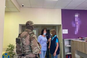 СБУ в межах розслідування ймовірного продажу дітей провела обшуки за місцем проживання фігурантів та в центрі репродуктивної медицини