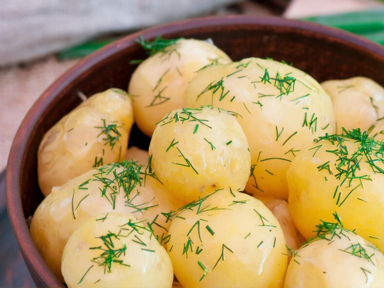 Готовый картофель нужно посыпать зеленью