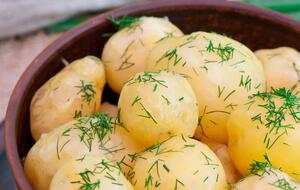 Готову картоплю потрібно посипати зеленню