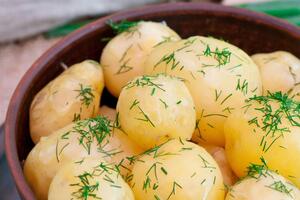 Готовый картофель нужно посыпать зеленью